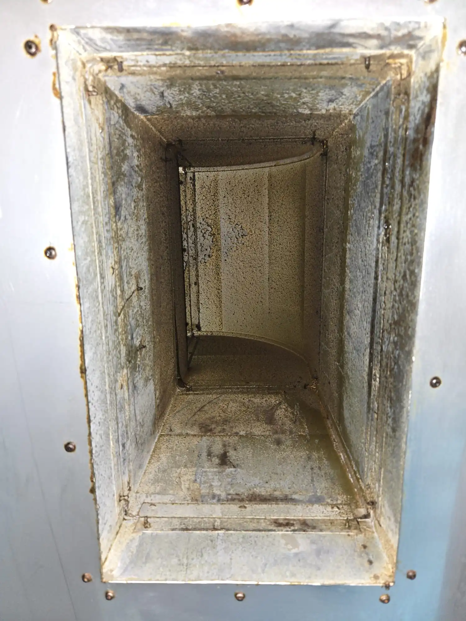Stanje prije čišćenja ventilacijskog sustava
